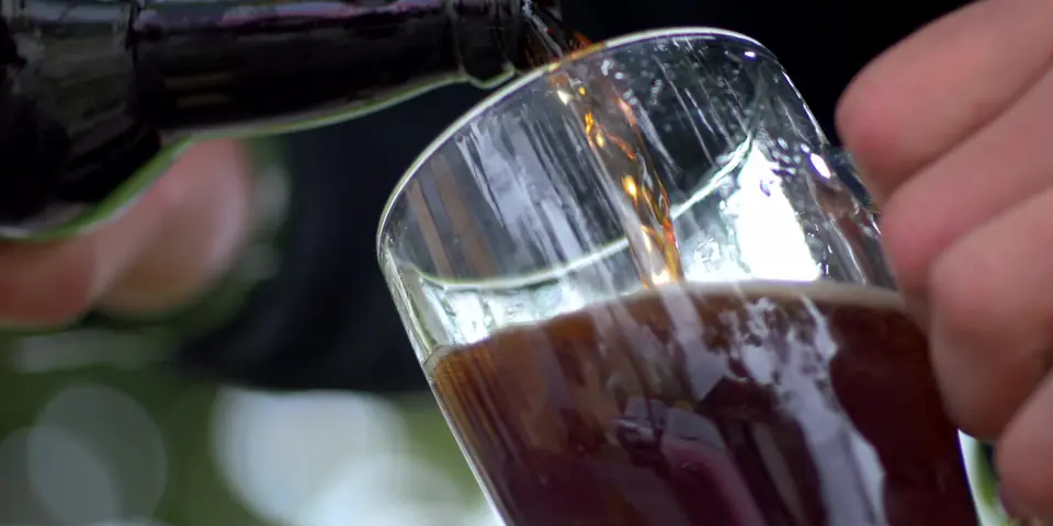 Una cerveza Heráldica sirviéndose en un vaso